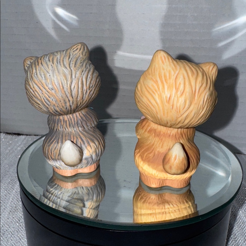 Avon "Kittens” Sharing milk and cookies Porcelain Figurines set of 2 1992 - Picture 2 of 6